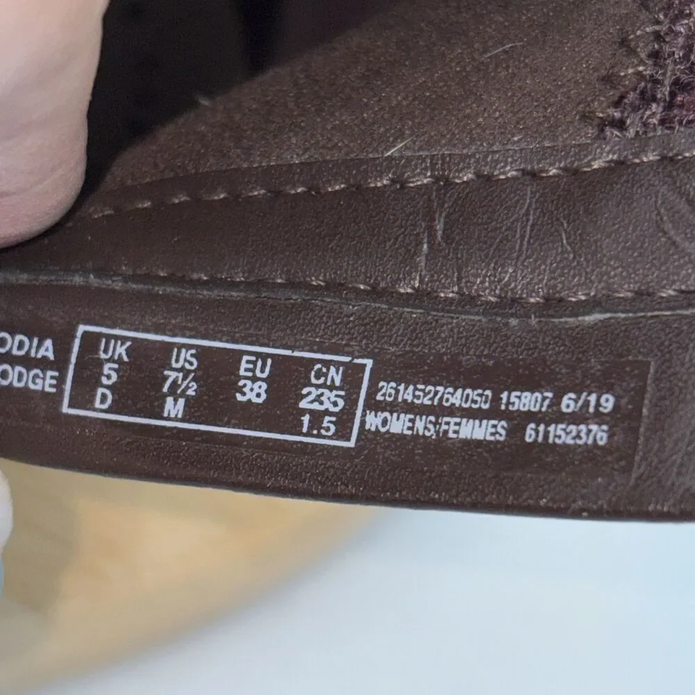 Clarks Cheyn Kisha Leather Ankle Boots Womens 7.5 Burgundy Zip Knit Cuff Comfort